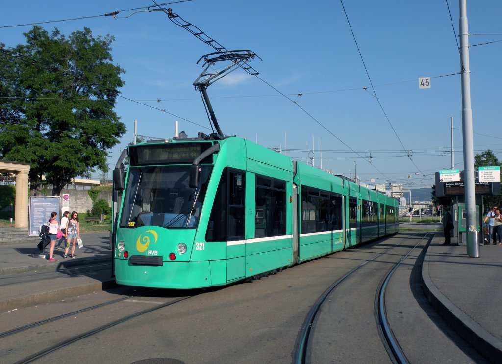 Ausnahmsweise wurde am 01.07.2013 der Combino 321 auf der Linie 1/14 eingesetzt. Hier steht der Wagen an der Endhaltestelle der Linie 1 am Badischen Bahnhof.