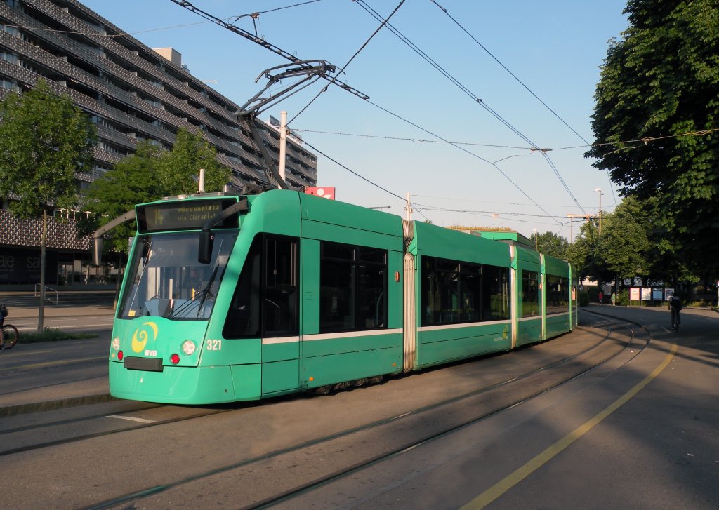Ausnahmsweise wurde am 01.07.2013 der Combino 321 auf der Linie 1/14 eingesetzt. Hier steht der Wagen an der Haltestelle St. Jakob auf der Linie 14.
