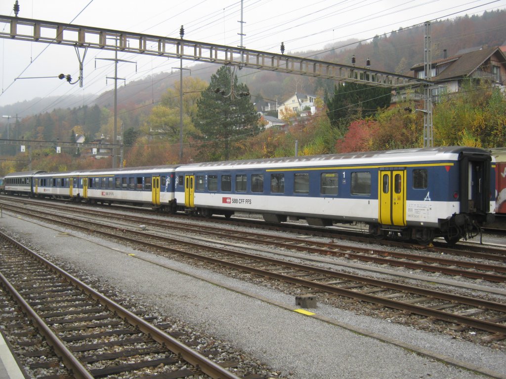 Ausrangierte, abgestellte Reisezugwagen der SBB; v. r. n. l; AB EWII NPZ 50 85 39-35 087-8, AB EWII NPZ 50 85 39-35 088-7, AB EWII NPZ 50 85 39-35 085-2 und der Bpm 51, 51 85 21-70 310-9, in Stein-Sckingen, 06.11.2011.