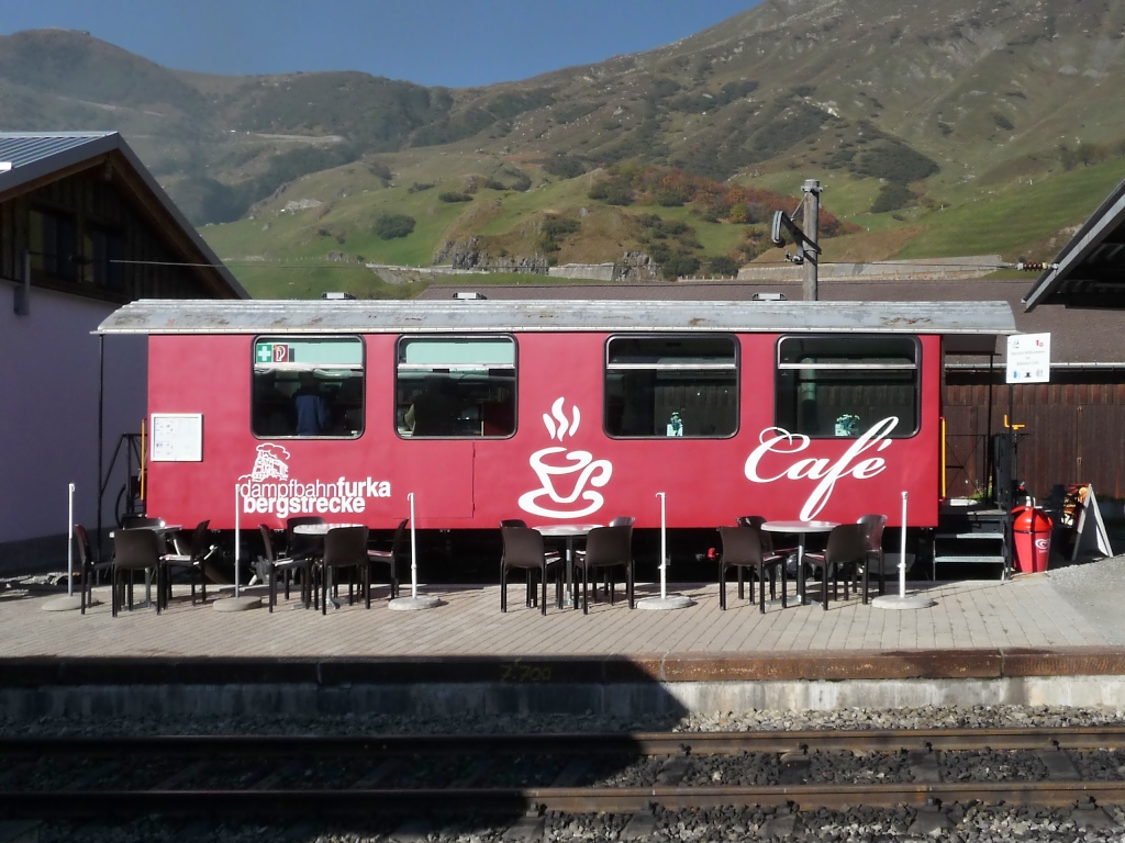 Ausrangierter Personenwagen der DFB, zum Cafe umgebaut, am 2.10.11 in Realp.