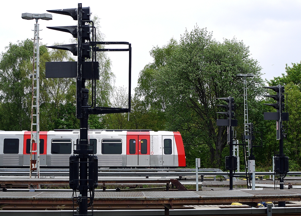 Auer DT5 nichts zu sehen in der Abstellanlage  Saarlandstrae . Alles, was Rder hat, ist im Sonderfahrplan fr den Hamburger Hafengeburtstag unterwegs. 12.5.2013