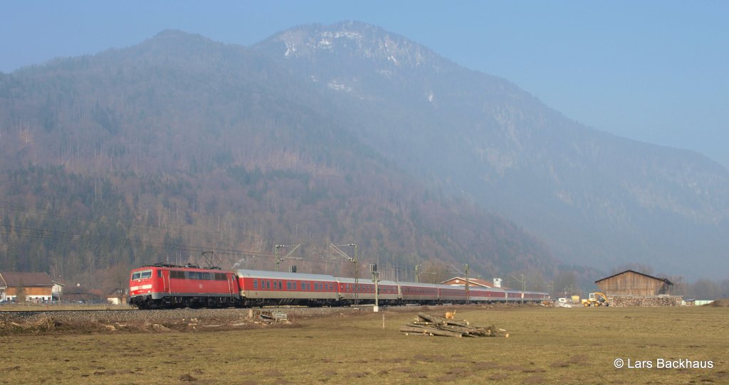 Auergewhnlich ist eine BR 111 vor einem Nachtzug! Hier ist 111 031-1 am 5.03.11 mit CNL 1319 Amsterdam Centraal - Innsbruck Hbf bei Nierderaudorf zusehen.