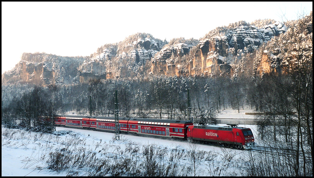 Auergewhnliche Bespannung der Doppelstock-Wendezge im Elbtal mit BR 145 von Railion, hier durch das Sptnachmittagslicht des 29.12.2010.