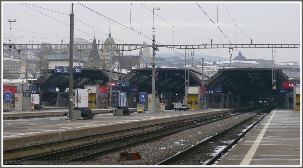 Aussergewhnliches Bild, verwaister Hauptbahnhof Zrich zwischen den Spinnen um viertel nach fnf Nachmittags. (16.02.2010)