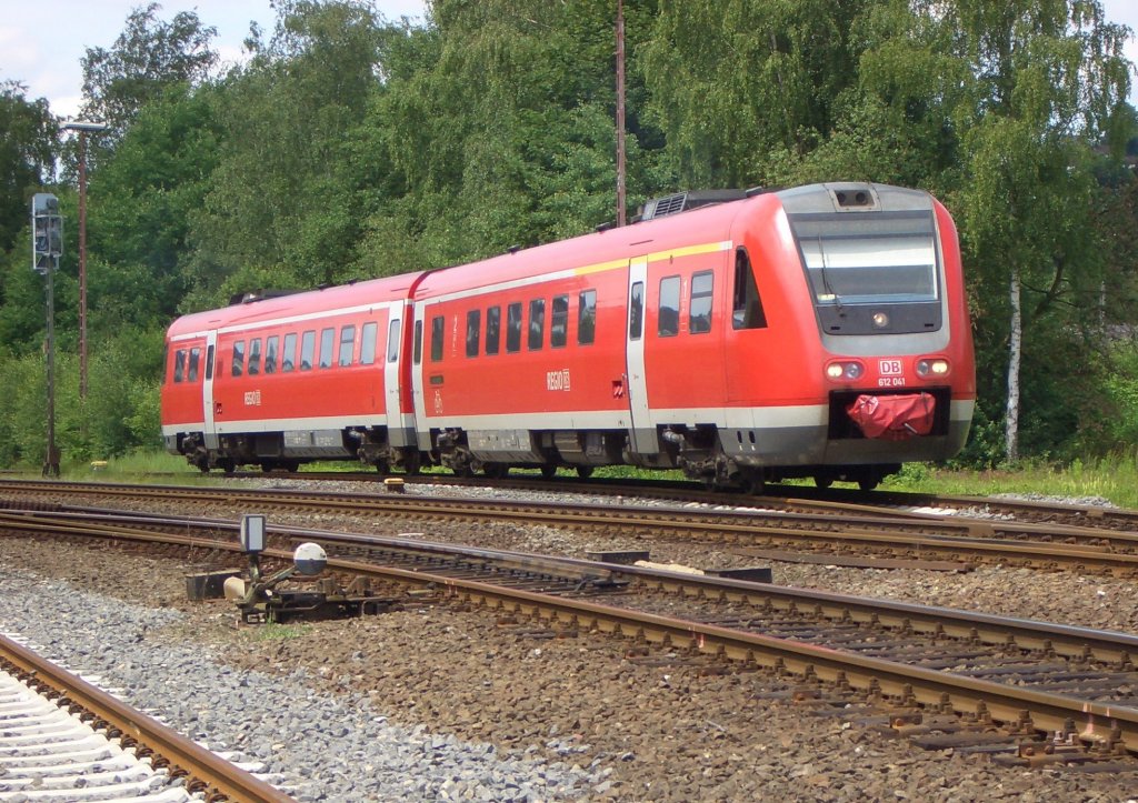 Auerplanmig verlt 612 041 am 06.06.2011 den Bahnhof Arnsberg ber Gleis 3 in Richtung Bestwig.
