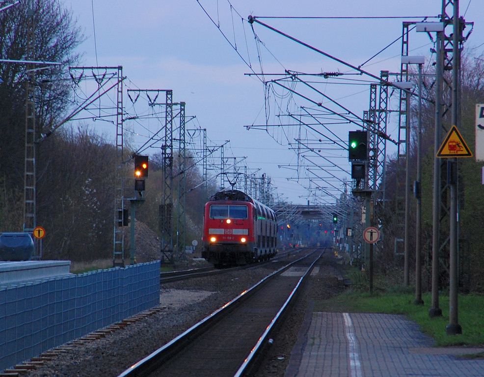 Aussicht Bahnhof Wickrath, vom  Bahnsteig Gleis 1 aus mit Blickrichtung Rheydt. Gerade kommt am spten Samstagabend die 111 158-2 mit einer RE 4 in Richtung Aachen gefahren.31.3.2012