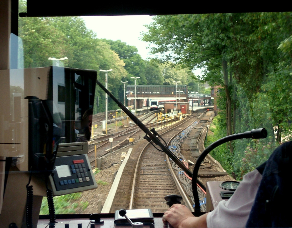 Aussicht: bei den DT3-Triebwagen der Hamburger U-Bahn gibt eine kaum getnte Scheibe zwischen Fahrerkabine und Fahrgastraum den Blick frei auf die Strecke - hier bei der Einfahrt in den Bahnhof  Kellinghusenstrae . 29.5.2011