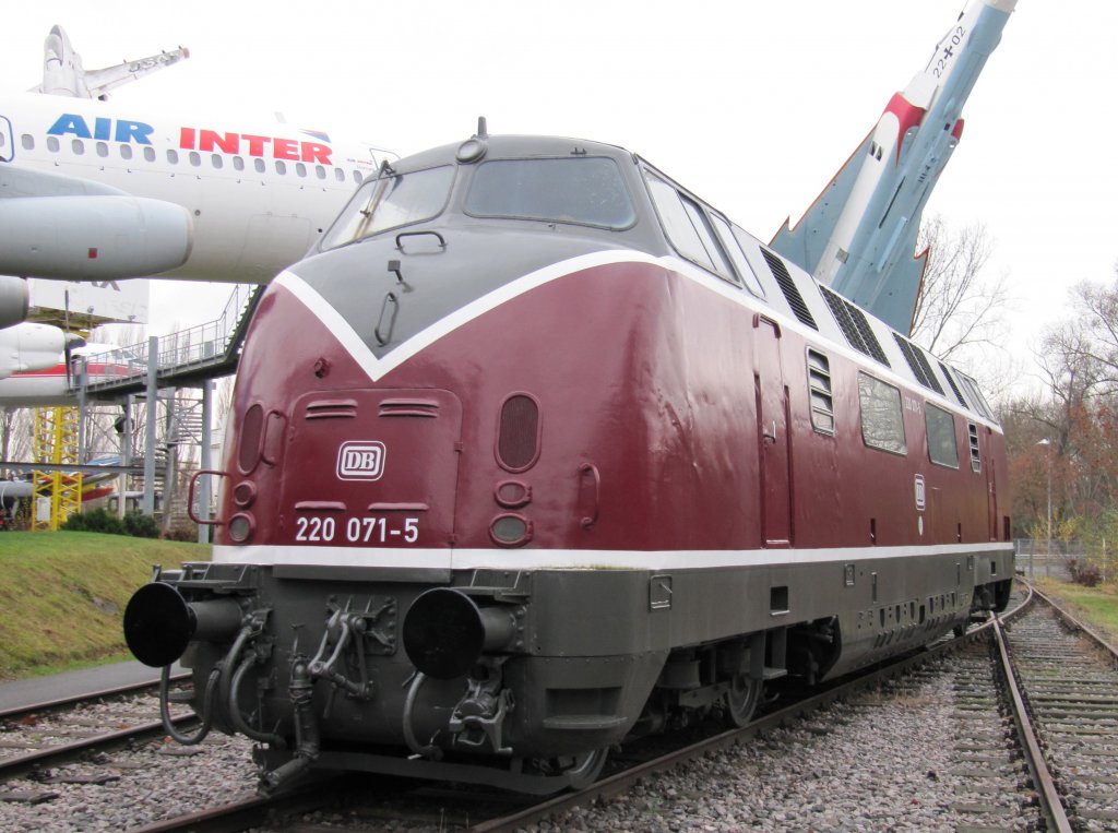 Ausstellungsstck 220 071-5 der DB im Auenbereich des Technik Museum Speyer am 07.12.09