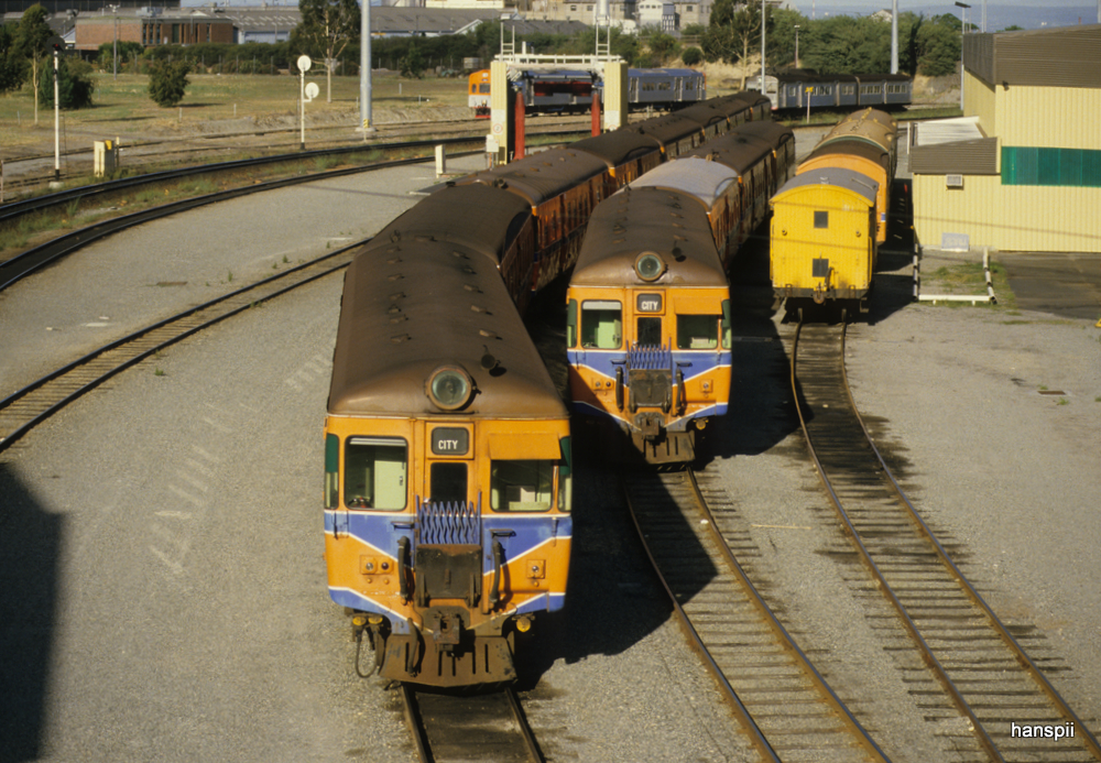 Australien / Bild ab Dia - Div. S-Bahnen abgestellt in Perth in November 1984