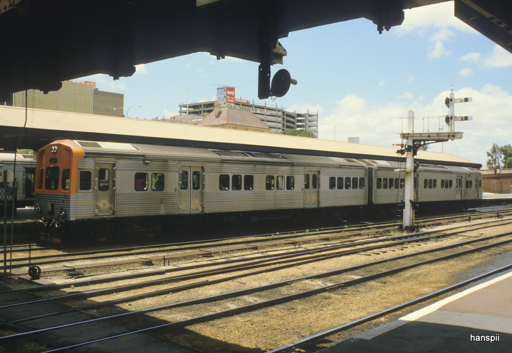 Australien / Bild ab Dia - S-Bahn im Bahnhof von Perth in November 1984