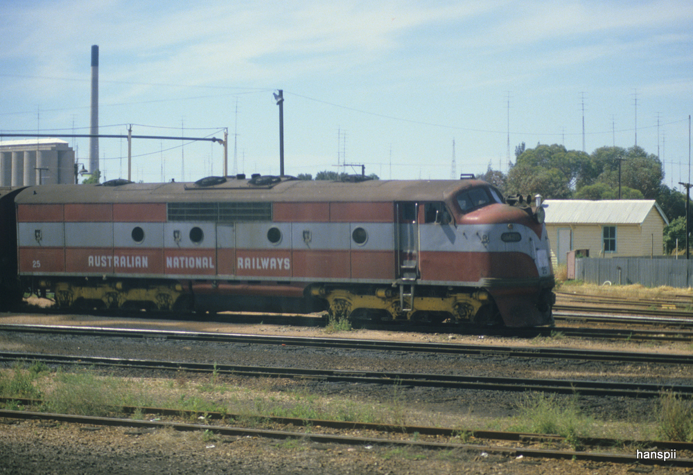 Australien / Bild ab Dia - Diesellok Nr.25 der Australian National Railways in einem Vorort von Sydney in November 1984