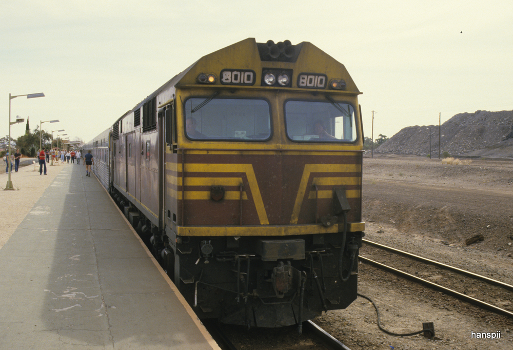 Australien / Bild ab Dia - Diesellok Nr.8010 irgendwo in Australien zwischen Sydney und Perth in November 1984