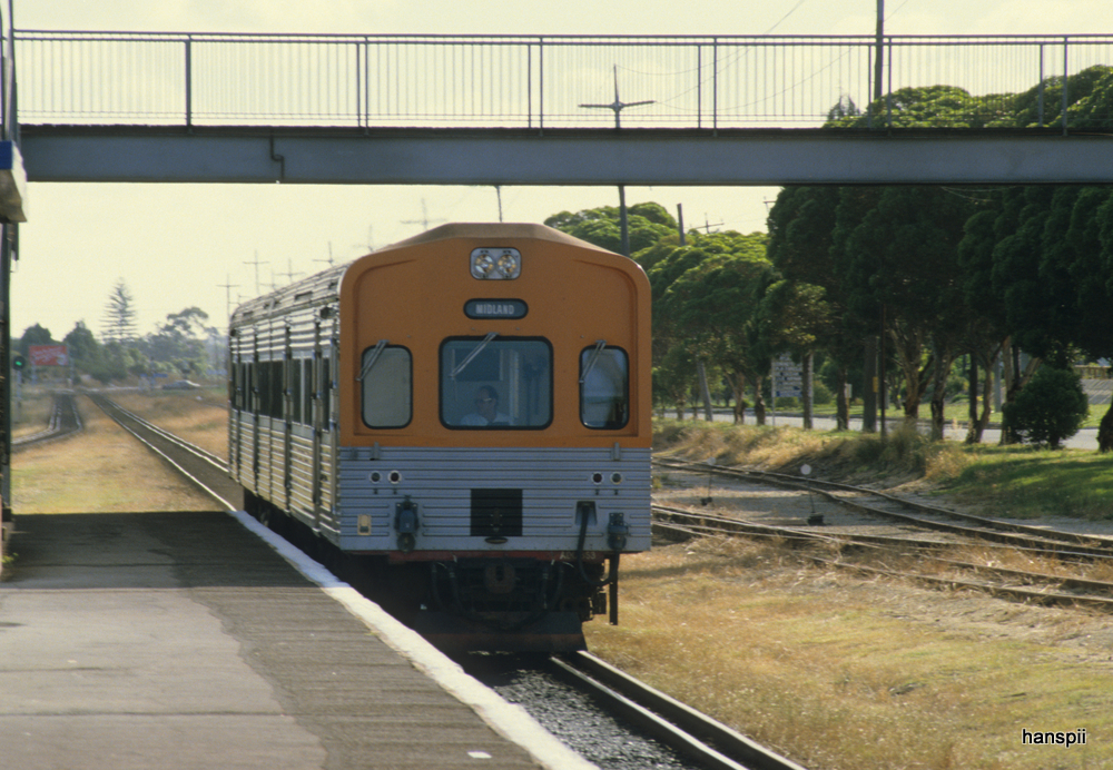 Australien / Bild ab Dia - S-Bahn Perth  Triebwagen bei der einfahrt in der Haltestelle Bassendean in November 1984