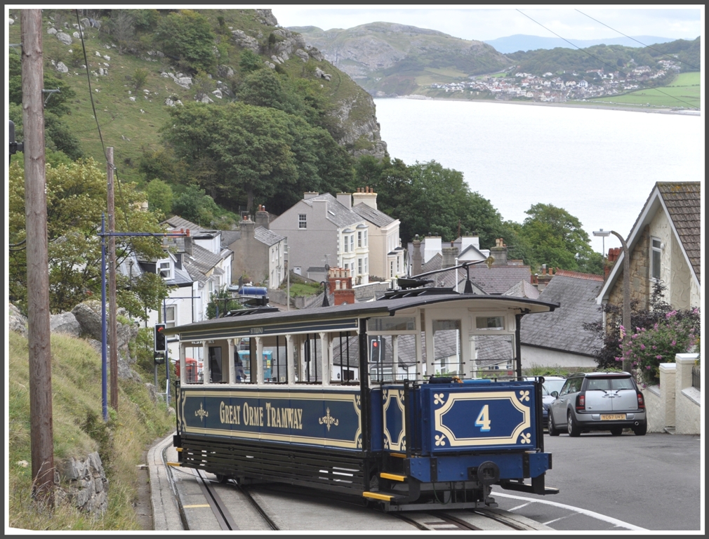Ausweichstelle der unteren Sektion. Die Fahrleitungsmasten und Rollenstromabnehmer dienten bis 1991 als Telefonverbindung (heute per Funk). (13.08.2011)