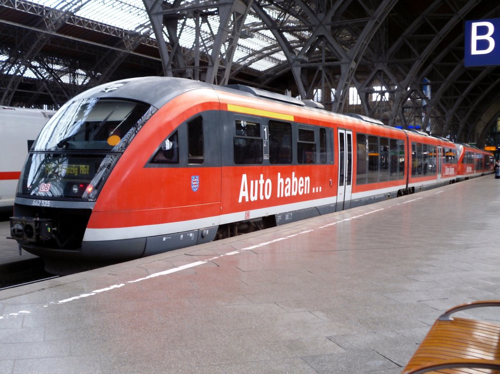  Auto haben ...Bahn fahren , der Triebwagen 642 525 im RE-Verkehr in Leipzig Hbf am 12.09.2010. An der Zugspitze ist der 642 011.