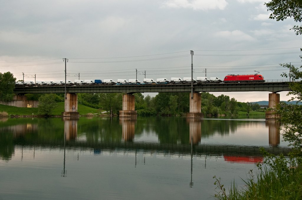 Autoganzzug Richtung Osten. Die Aufnahme entstand am 07.05.2010 bei der berquerung der neuen Donau in Wien.