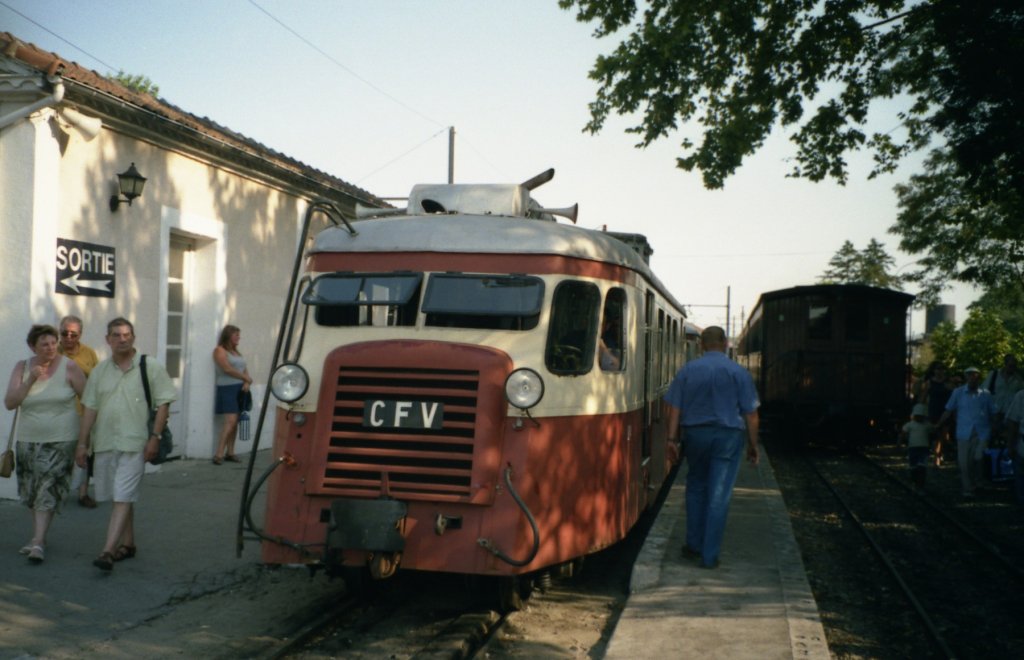 Autorail Billard A150D n 214 vor der Abfahrt als Abendzug nach Lamastre im Bahnhof von Tournon (26.09.2003)
