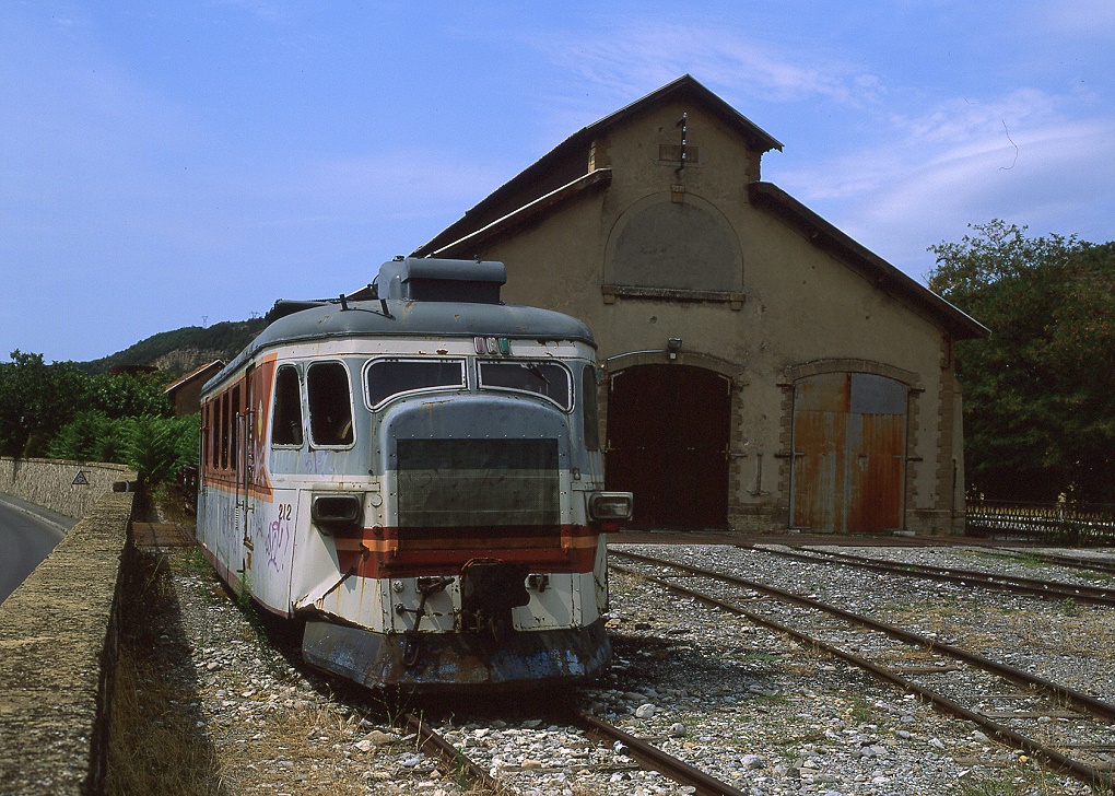 Autorail x212 (Billard 1938)  abgestellt in Digne les Bains, 18.08.2005. Das Fahrzeug gehörte bis 1969 der CFV. Das Gastspiel bei der Chemins de Fer de Provence endete 2010 mit dem Verkauf an die Voies ferrées du Velay.

