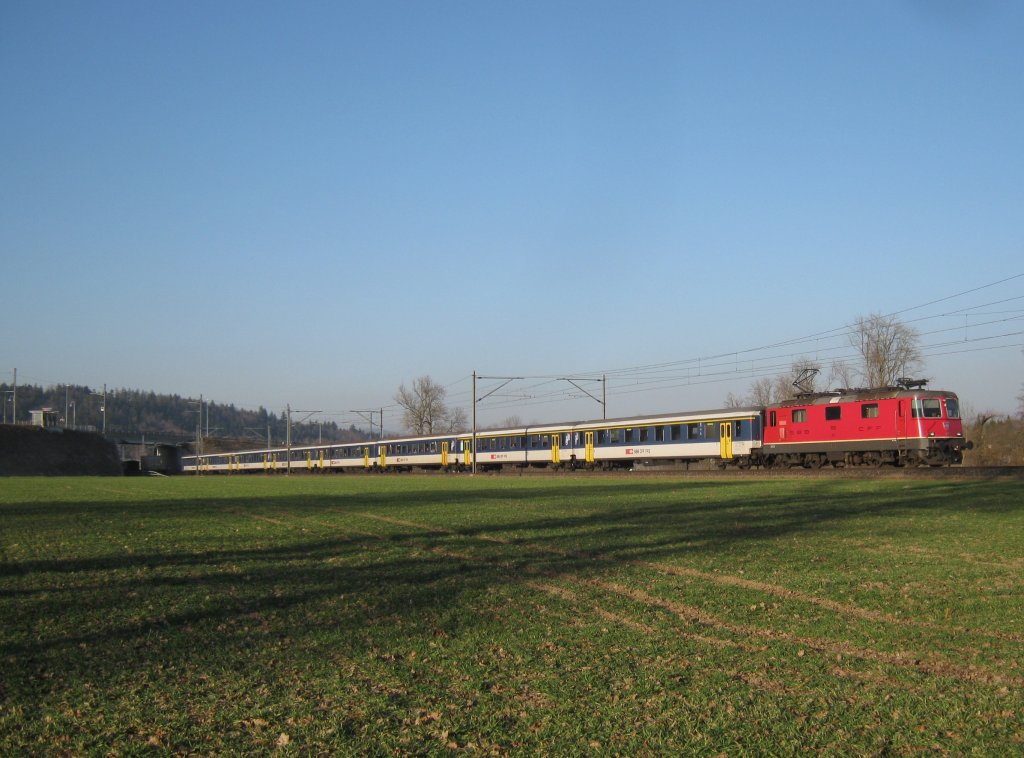 Autosalon-Ersatzverkehr 2012: Ersatz RE 3232, bestehend aus der Re 4/4 II 11212 und einem 8-teiligem EW I/II NPZ Pendel, bei Langenthal. Dieser Pendel verkehrt bereits die ganze Woche, 15.03.2012.