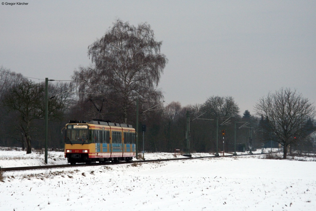 AVG ETW 812  Europabad Karlsruhe  hat den Bahnhof Stettfeld verlassen und fhrt weiter nach Odenheim. Der nchste Halt ist in Krze Zeutern Sportplatz. Aufgenommen am 21.01.2013.