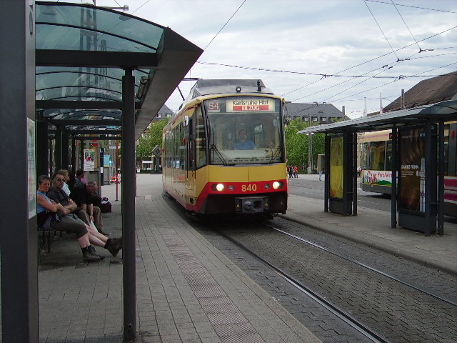 AVG Stadtbahn Wagen Nr. 840 auf der Linie 4 am 17.05.09 in Karlsruhe Hbf 