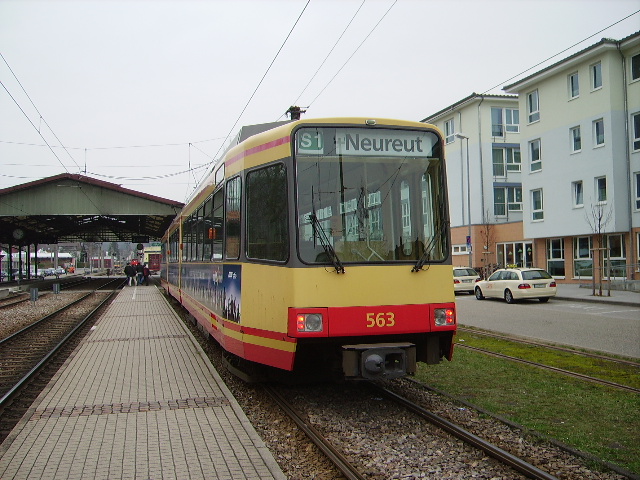 AVG Stadtbahn Wagen Nummer 563 steht am 01.04.09 in Ettlingen Stadt