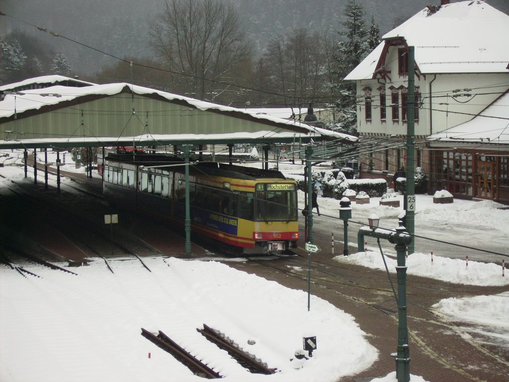 AVG Tw 552 der als S 30107 aus Hochstetten in den verschneiten Bahnhof Bad Herrenalb eigetroffen ist und sogleich seine Rckfahrt als  S 30128 nach Hochstetten antreten wird.