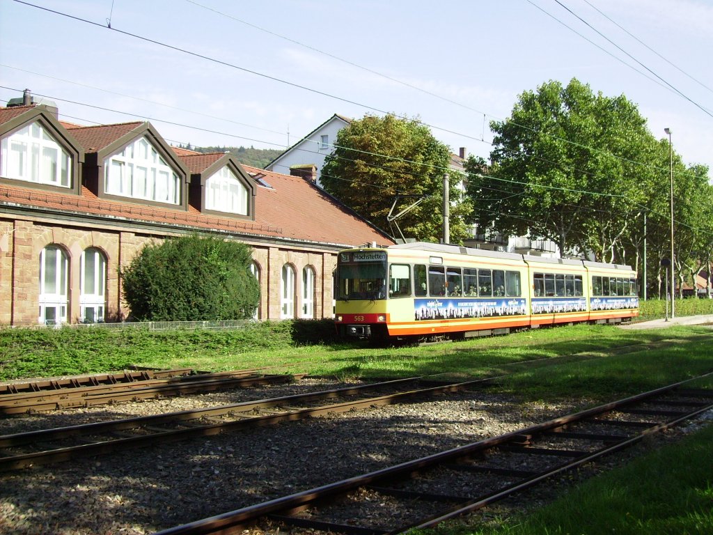AVG Tw 563 am 24.09.2011 bei der Ausfahrt aus dem Bahnhof Ettlingen Stadt, als S1 in Richtung Hochstetten.