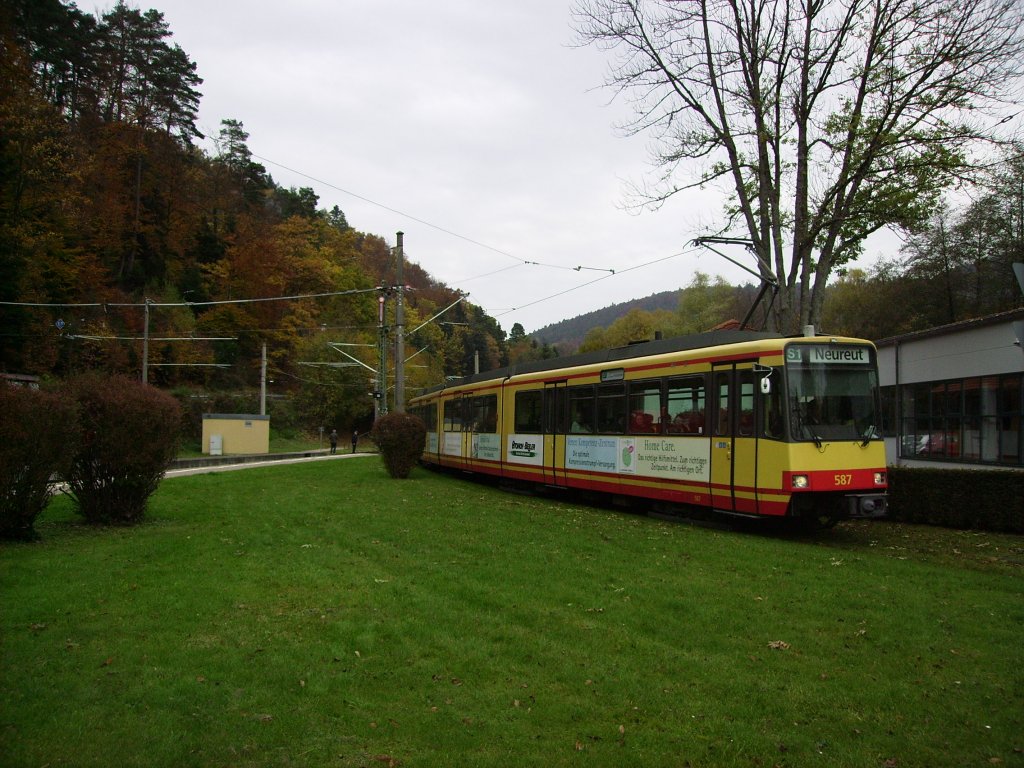 AVG Tw 587 am 30.10.2011 bei der Einfahrt in den Bahnhof Bad Herrenalb. Er wird in wenigen Minuten seine Fahrt als S 30092 nach Neureut antreten.
