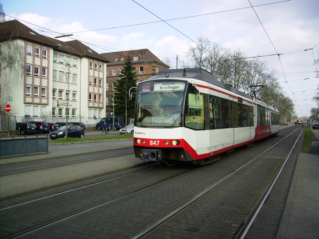 AVG-Tw 847 ist am 12.03.2012 an der Haltestelle Karlsruhe Yorckstrae als S5 auf dem Weg nach Karlsruhe Knielingen. Er ist einer der nurnoch drei weien Bistro-Brdern im AVG-Fahrzeugpark, Wagen 846 wurde bereits in den neuen Farben lackiert.