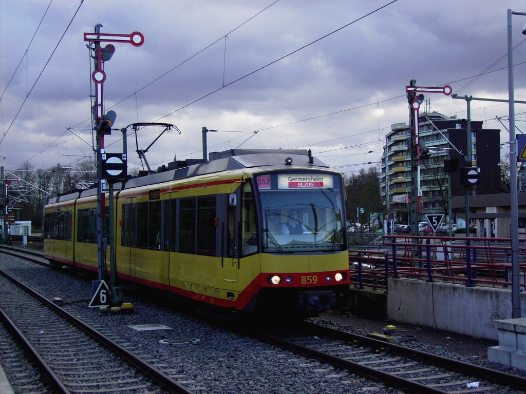 AVG TW 859 ist als S 86026 am 04.01.2012 gerade bei der Einfahrt in seinen Zielbahnhof Germersheim. Dieser Bahnhof ist noch vollstndig mit alten Formsignalen ausgerstet, die im tglichen Betrieb genutzt werden.