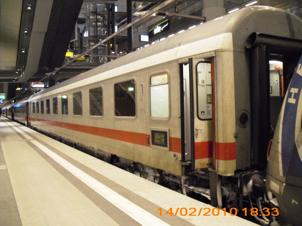Avmz 109.2 eingereiht im IC 2350 am 14.02.2010 in Berlin Hbf.