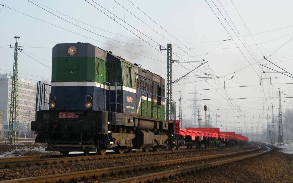 AWT 740 628 mit einem Gterzug zwischen Kőbnya-Kispest und Ferencvros (Budapest), am 21. 12. 2012. 