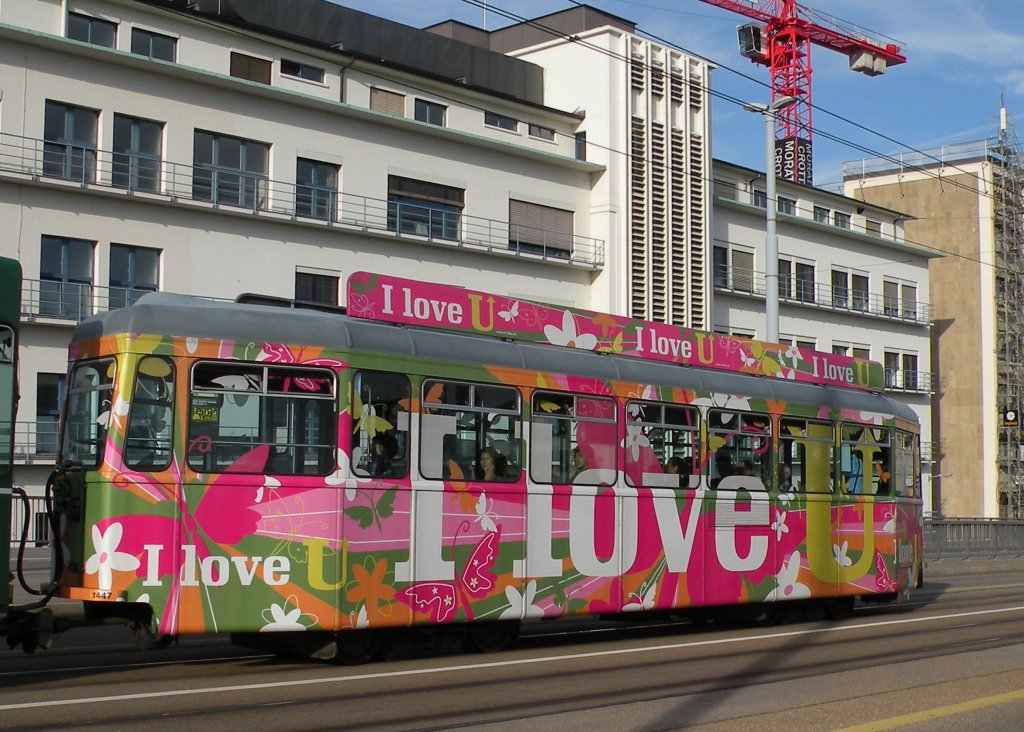B 1447 mit der Vollwewrbung fr das U-Abo auf der Linie 14 bei der Dreisrosenbrcke. Die Aufnahme stammt vom 23.09.2012.