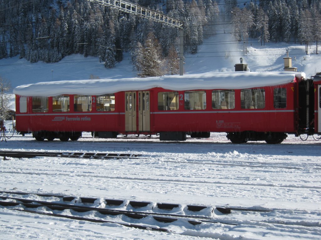B 2321 mit Schneedecke beim Bahnhof Davos Platz, 04.12.2010.