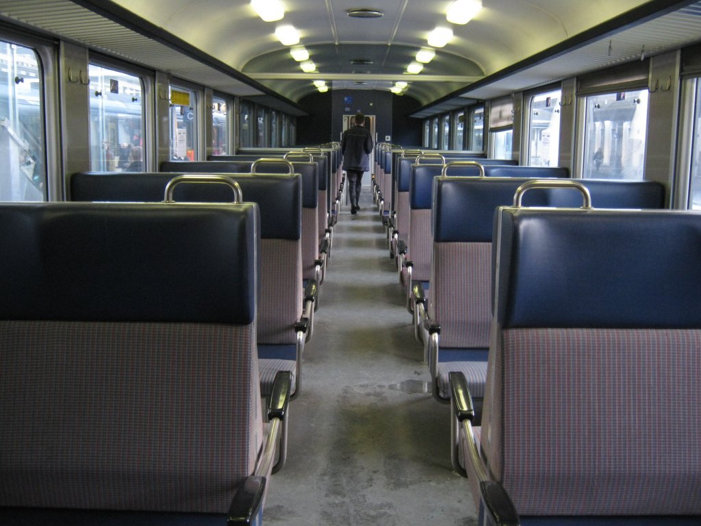 B EW I NPZ 50 85 20-35 137-2 noch mit den alten Polsterbezgen, im Entlastungszug Zrich-Chur, 26.12.2010. Diser Wagen, der letzte mit diesen Polstern, ist mittlerweile ausrangiert.