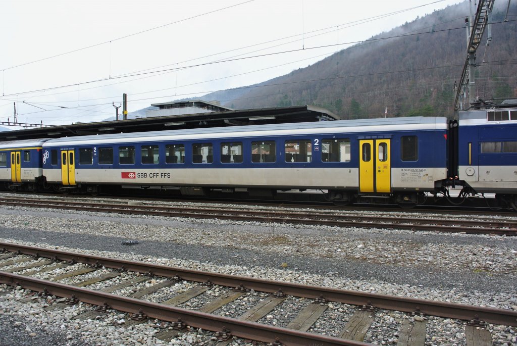 B EWI NPZ, 50 85 20-35 340-2, in einem Ersatz Regio in Moutier, 22.12.2012.