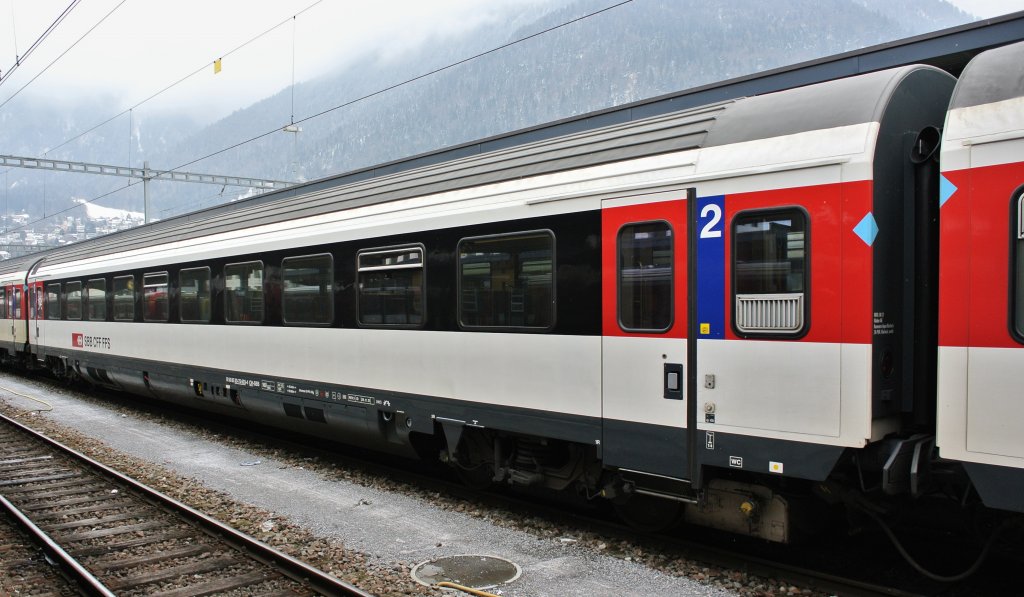 B EWIV 50 85 20-75 603-4 im IR 1780 in Chur. Dieser Wagen war frher ein 1. Klasswagen, wurde jedoch mittlerweile zu einem 2. Kl. Wagen umgebaut, 25.01.2013.
