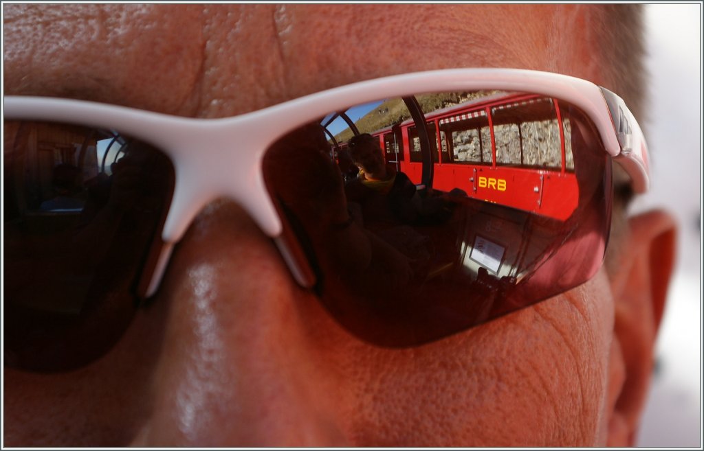 B R B - drei Buchstaben fr Genuss auf hchstem Niveau*!
Danke Daniel fr den Sonnenbrillen-Augenblick!
Bahnbildertreffen Brienz BRB vom 1. Oktober 2011

*Schwellenhhe: 2266 mM