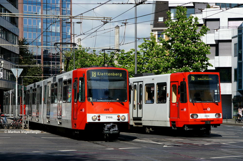 B-Wagen 2109 und 2254 auf dem Barbarossaplatz am 01.05.2012