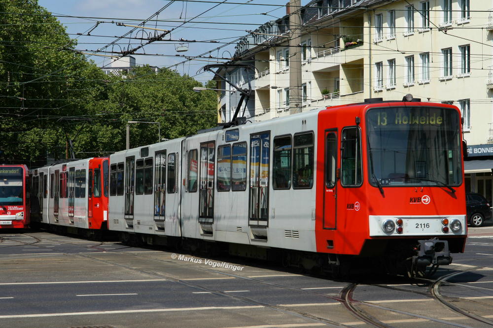 B-Wagen 2116 an seinem letzten Linieneinsatztag vor seiner Modernisierung auf der Kreuzung Aachener Str./Grtel am 03.06.2013.