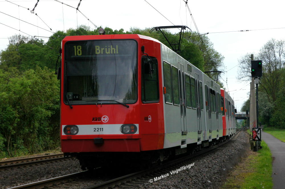 B-Wagen 2211 im Stadtwald Klettenberg am 03.05.2012. Dies war der erste Einsatztag nach seiner Neulackierung.