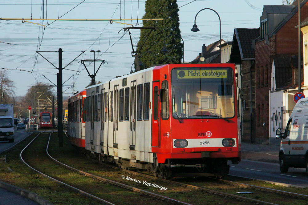 B-Wagen 2255 auf der Aachener Strae im Stadtteil Weiden am 27.12.2012.