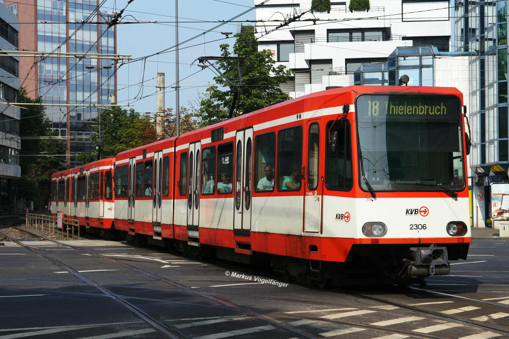 B-Wagen 2306 und 2322 auf dem Barbarossaplatz am 14.07.2013.