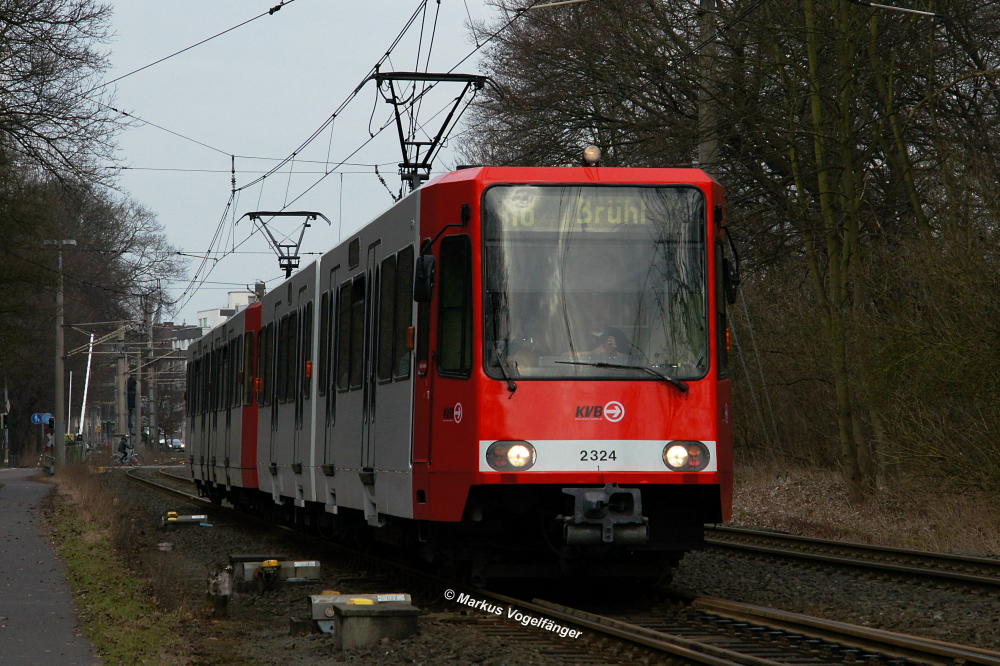 B-Wagen 2324 am ersten Linieneinsatztag nach seiner Neulackierung am 07.03.2013.