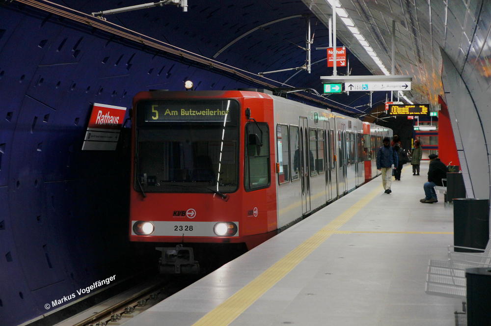 B-Wagen 2328 an der neuen U-Bahnhaltestelle  Rathaus  am 11.12.2012.