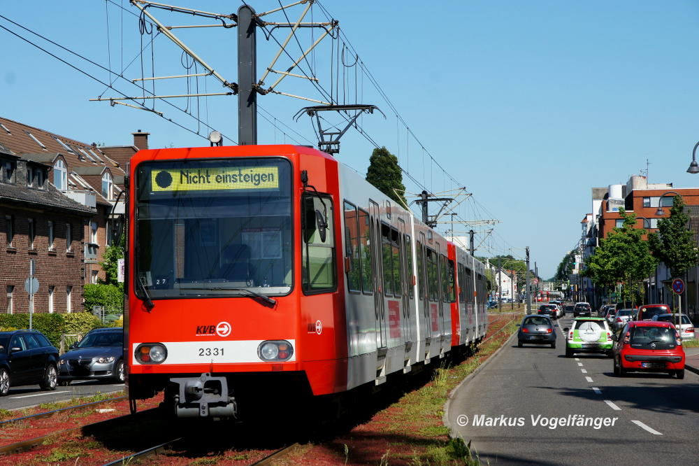 B-Wagen 2331 auf der Aachener Stra�e im Stadtteil Weiden am 25.05.2012