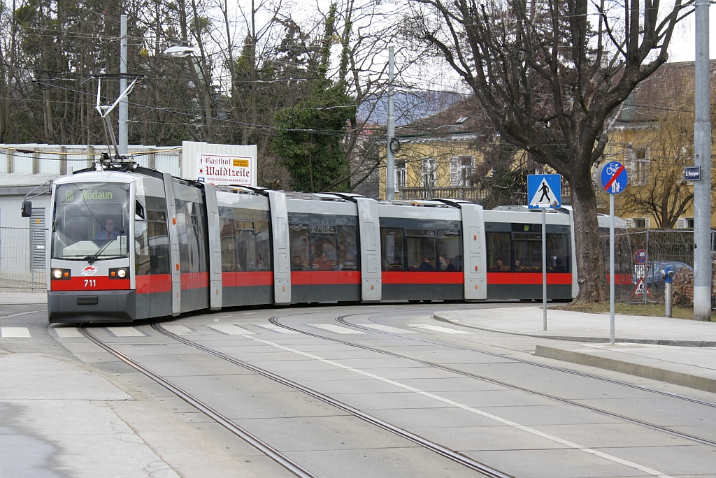 B1 711 als Linie 60 biegt am 25.Februar 2012 von der Lainzerstrasse in die Hst. Preyergasse ein.
