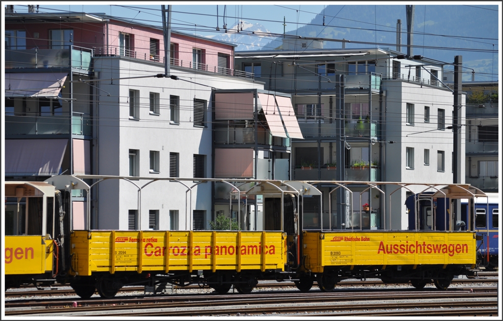 B2093 und B2094 Aussichtswagen stehen in Chur Gbf. (17.06.2012)