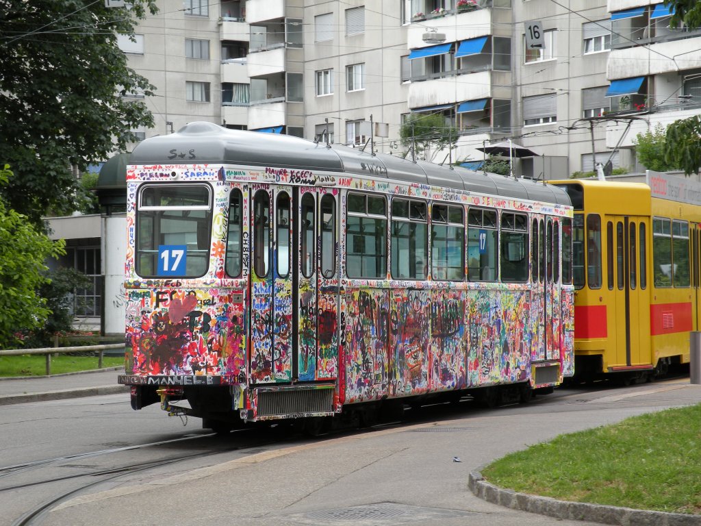 B4 1316 durften Kinder an einem BLT Fest anmalen. Der Anhnger ist nur auf der Linie 17 zu sehen. Die Aufnahme stammt vom 12.06.2009.